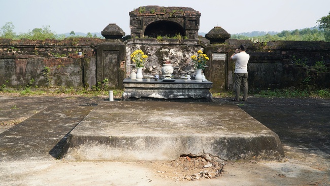 Lăng Chúa Nguyễn Phúc Khoát bị kẻ gian đào hố nghi để tìm vàng- Ảnh 2.