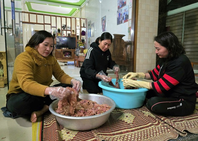 Dân bản gác thịt trên bếp thành món đặc sản, khách thành phố thi nhau đặt hàng, ngày Tết chốt đơn nườm nượp - Ảnh 6.