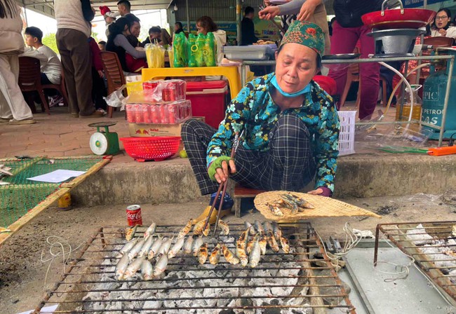 Loại cá xưa nhà nghèo mới ăn, nay nướng trên than hồng thành đặc sản, ai đi qua cũng phải dừng chân nếm thử - Ảnh 6.