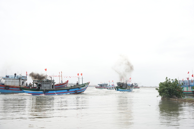 Hàng trăm tàu cá ở Huế xuất quân đánh cá vụ nam, hứa hẹn mùa biển bội thu- Ảnh 2.