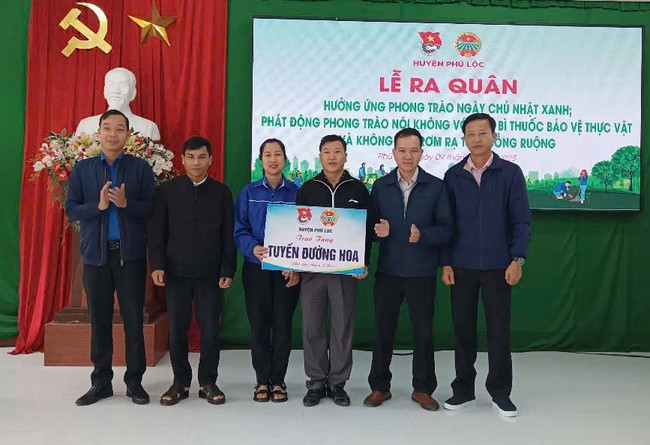 Hội Nông dân tặng mô hình tuyến đường hoa cho 3 xã ở Huế- Ảnh 1.