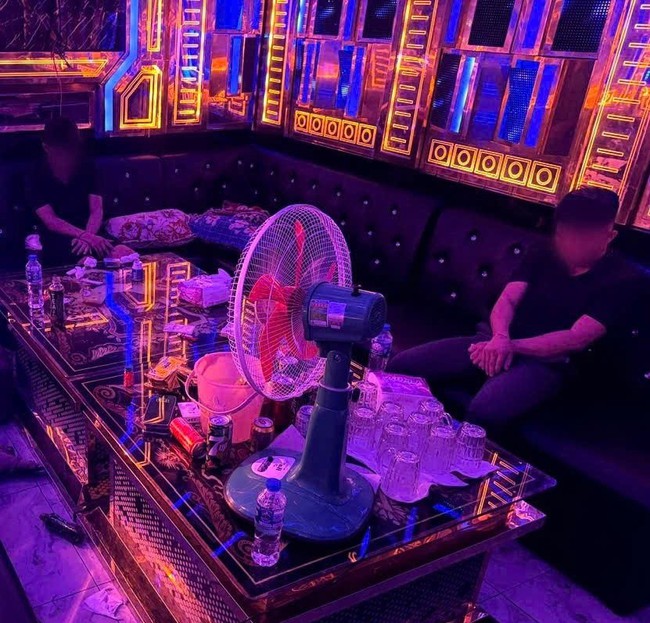 Phát hiện 33 đối tượng dương tính chất ma túy trong điểm karaoke ở Long An, công an bắt giữ chủ quán cùng nhân viên- Ảnh 1.