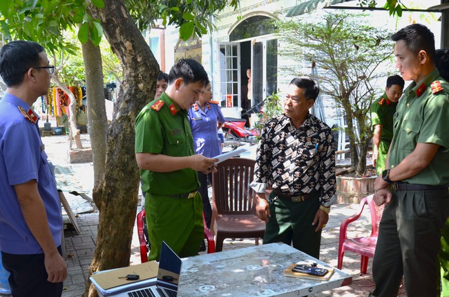 Bắt kẻ mặc đồ giống trang phục quân đội, tự nhận đại diện người dân khiếu kiện để miệt thị cơ quan chức năng