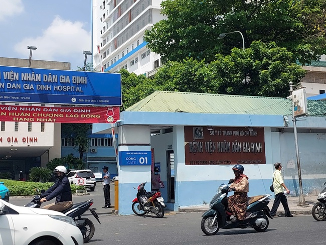 Người đàn ông tử vong trong nhà vệ sinh bệnh viện Nhân dân Gia Định, công an tìm người thân - Ảnh 1.