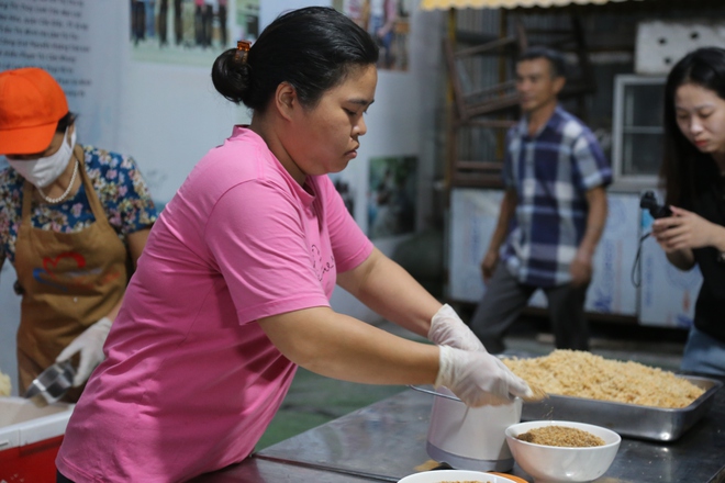 Bữa Cơm Yêu Thương số 76: San sẻ từng suất cơm, gửi gắm trọn tấm lòng - Ảnh 3.