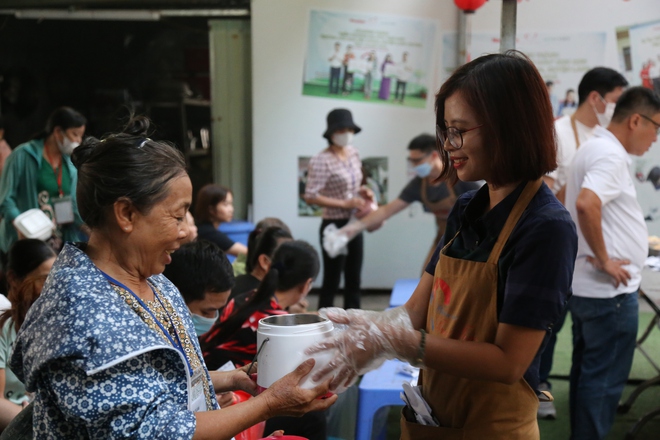 Bữa Cơm Yêu Thương số 76: San sẻ từng suất cơm, gửi gắm trọn tấm lòng - Ảnh 5.