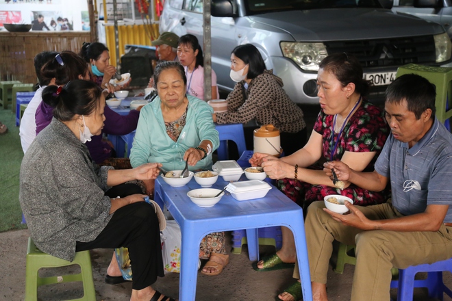 Bữa Cơm Yêu Thương số 76: San sẻ từng suất cơm, gửi gắm trọn tấm lòng - Ảnh 7.