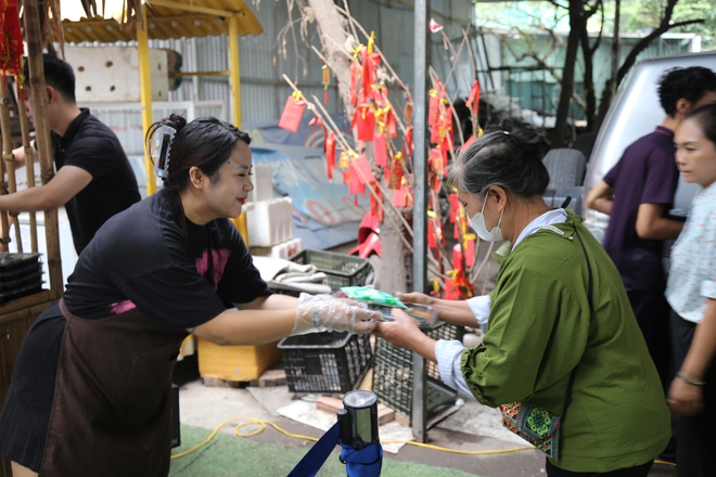 Bữa Cơm Yêu Thương số 76: San sẻ từng suất cơm, gửi gắm trọn tấm lòng - Ảnh 25.