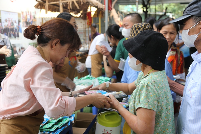 Bữa Cơm Yêu Thương số 76: San sẻ từng suất cơm, gửi gắm trọn tấm lòng - Ảnh 26.