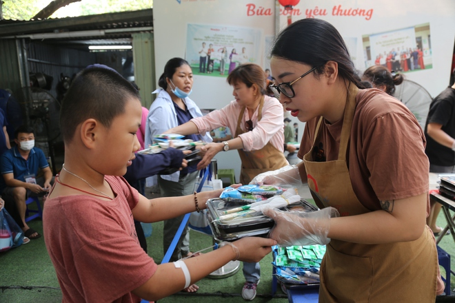 Bữa Cơm Yêu Thương số 76: San sẻ từng suất cơm, gửi gắm trọn tấm lòng - Ảnh 28.