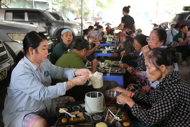 Bữa Cơm Yêu Thương số 76: San sẻ từng suất cơm, gửi gắm trọn tấm lòng - Ảnh 36.