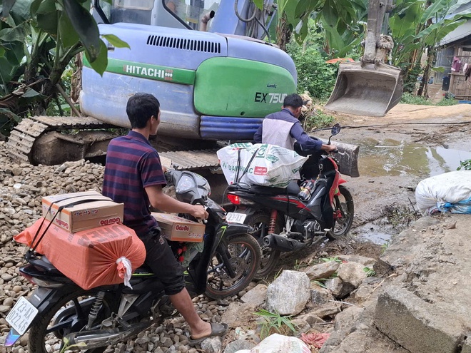 Báo NTNN/Dân Việt mang 40 chuyến hàng cứu trợ về với đồng bào vùng rốn lũ miền Bắc- Ảnh 10.