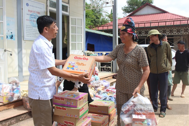 Báo NTNN/Dân Việt mang 40 chuyến hàng cứu trợ về với đồng bào vùng rốn lũ miền Bắc- Ảnh 5.