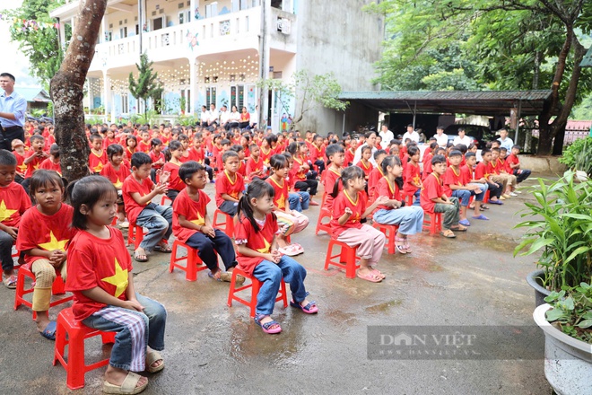 Xúc động bức thư cảm ơn của cô học trò nơi rẻo cao biên giới- Ảnh 2.