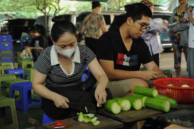 Bữa Cơm Yêu Thương số 77: Lần đầu tiên tôi được tặng hoa và được chúc mừng Ngày Phụ nữ Việt Nam- Ảnh 15.