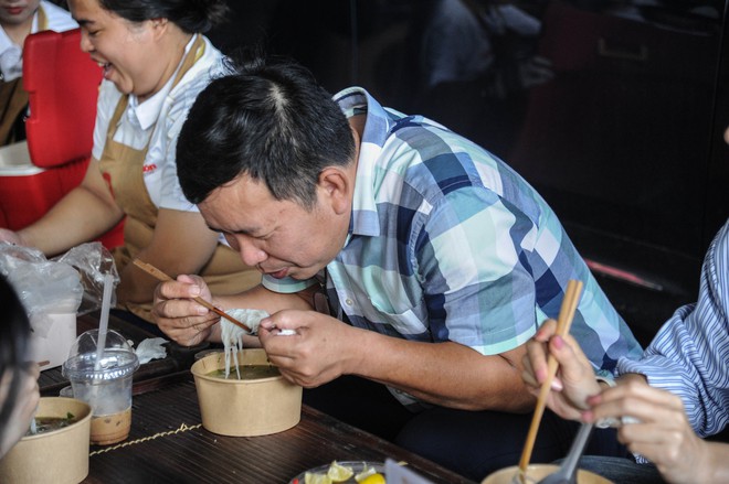 Bữa Cơm Yêu Thương số 77: Lần đầu tiên tôi được tặng hoa và được chúc mừng Ngày Phụ nữ Việt Nam- Ảnh 18.