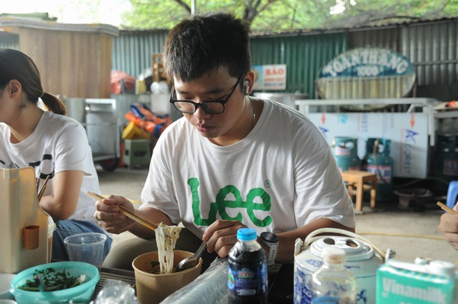 Bữa Cơm Yêu Thương số 77: Lần đầu tiên tôi được tặng hoa và được chúc mừng Ngày Phụ nữ Việt Nam- Ảnh 19.