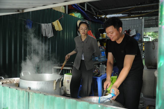 Bữa Cơm Yêu Thương số 77: Lần đầu tiên tôi được tặng hoa và được chúc mừng Ngày Phụ nữ Việt Nam- Ảnh 21.