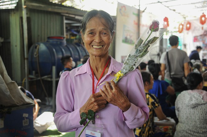 Bữa Cơm Yêu Thương số 77: Lần đầu tiên tôi được tặng hoa và được chúc mừng Ngày Phụ nữ Việt Nam- Ảnh 1.