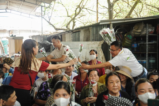 Bữa Cơm Yêu Thương số 77: Lần đầu tiên tôi được tặng hoa và được chúc mừng Ngày Phụ nữ Việt Nam- Ảnh 28.