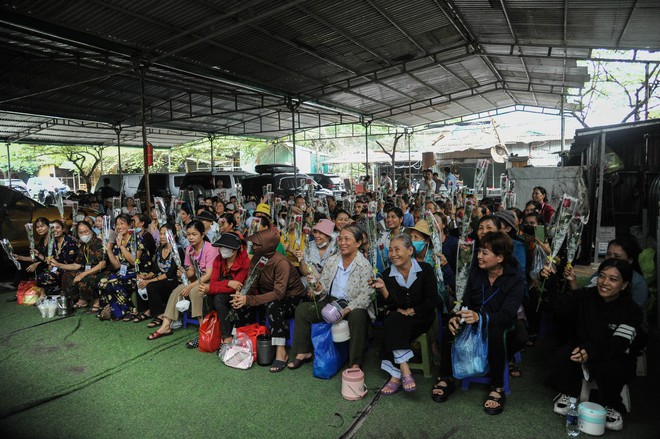 Bữa Cơm Yêu Thương số 77: Lần đầu tiên tôi được tặng hoa và được chúc mừng Ngày Phụ nữ Việt Nam- Ảnh 31.