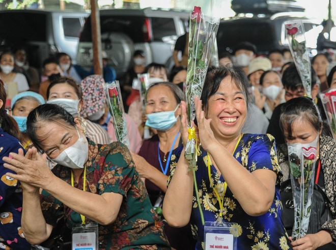 Bữa Cơm Yêu Thương số 77: Lần đầu tiên tôi được tặng hoa và được chúc mừng Ngày Phụ nữ Việt Nam- Ảnh 29.