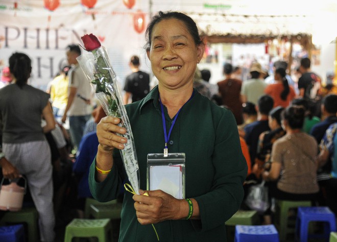 Bữa Cơm Yêu Thương số 77: Lần đầu tiên tôi được tặng hoa và được chúc mừng Ngày Phụ nữ Việt Nam- Ảnh 3.