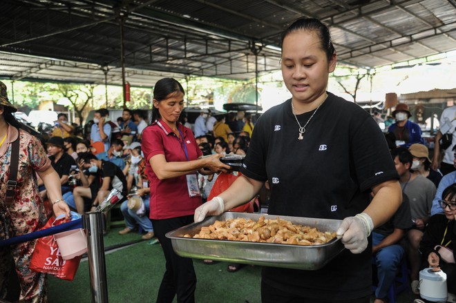 Bữa Cơm Yêu Thương số 77: Lần đầu tiên tôi được tặng hoa và được chúc mừng Ngày Phụ nữ Việt Nam- Ảnh 34.