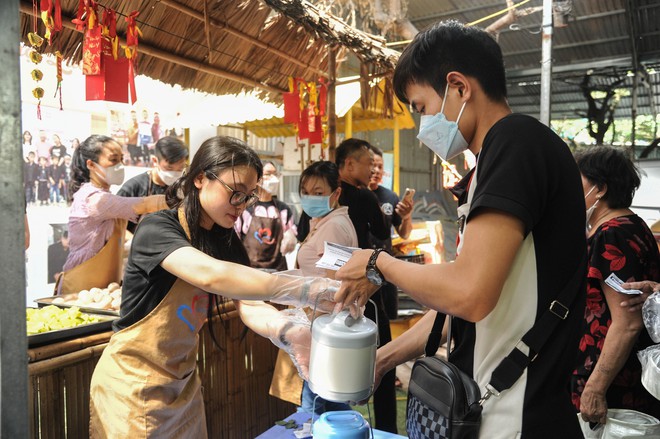 Bữa Cơm Yêu Thương số 77: Lần đầu tiên tôi được tặng hoa và được chúc mừng Ngày Phụ nữ Việt Nam- Ảnh 41.