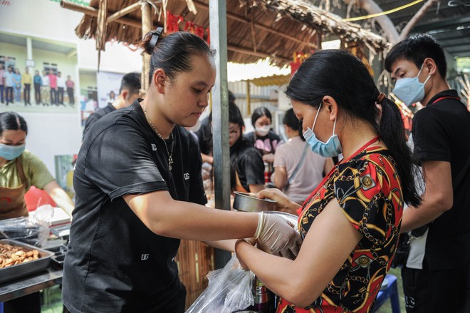 Bữa Cơm Yêu Thương số 77: Lần đầu tiên tôi được tặng hoa và được chúc mừng Ngày Phụ nữ Việt Nam- Ảnh 40.