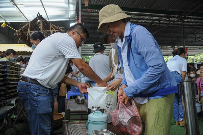 Bữa Cơm Yêu Thương số 77: Lần đầu tiên tôi được tặng hoa và được chúc mừng Ngày Phụ nữ Việt Nam- Ảnh 42.