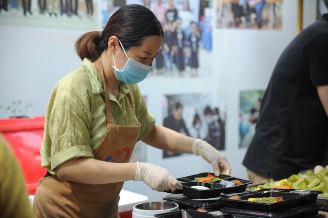 Bữa Cơm Yêu Thương số 77: Lần đầu tiên tôi được tặng hoa và được chúc mừng Ngày Phụ nữ Việt Nam- Ảnh 46.