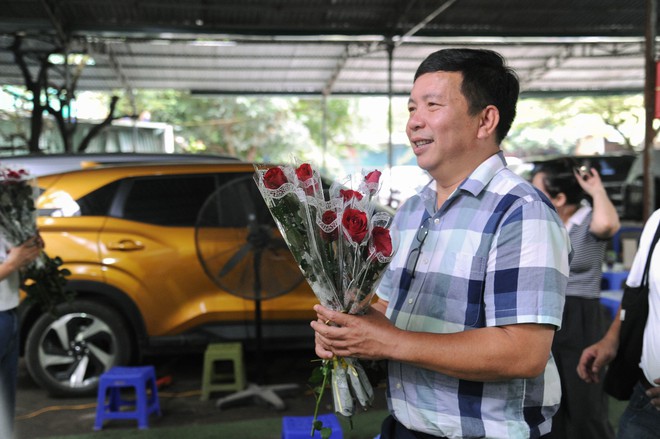 Bữa Cơm Yêu Thương số 77: Lần đầu tiên tôi được tặng hoa và được chúc mừng Ngày Phụ nữ Việt Nam- Ảnh 4.