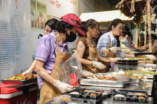 Bữa Cơm Yêu Thương số 77: Lần đầu tiên tôi được tặng hoa và được chúc mừng Ngày Phụ nữ Việt Nam- Ảnh 47.