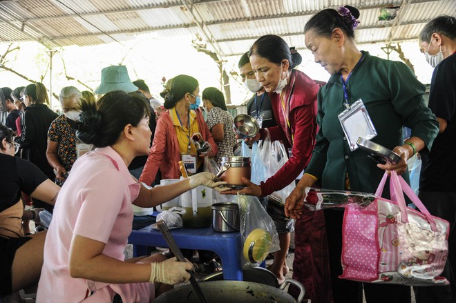 Bữa Cơm Yêu Thương số 77: Lần đầu tiên tôi được tặng hoa và được chúc mừng Ngày Phụ nữ Việt Nam- Ảnh 44.