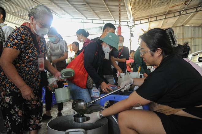 Bữa Cơm Yêu Thương số 77: Lần đầu tiên tôi được tặng hoa và được chúc mừng Ngày Phụ nữ Việt Nam- Ảnh 45.