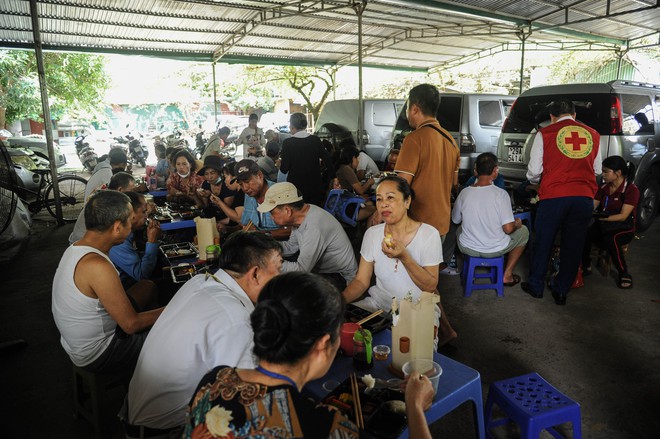 Bữa Cơm Yêu Thương số 77: Lần đầu tiên tôi được tặng hoa và được chúc mừng Ngày Phụ nữ Việt Nam- Ảnh 49.