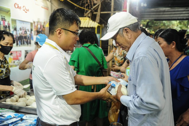 Bữa Cơm Yêu Thương số 77: Lần đầu tiên tôi được tặng hoa và được chúc mừng Ngày Phụ nữ Việt Nam- Ảnh 12.