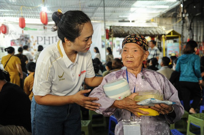 Bữa Cơm Yêu Thương số 77: Lần đầu tiên tôi được tặng hoa và được chúc mừng Ngày Phụ nữ Việt Nam- Ảnh 10.