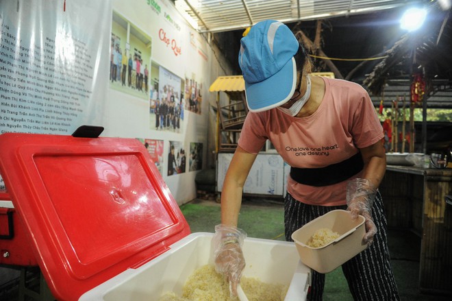 Bữa Cơm Yêu Thương số 77: Lần đầu tiên tôi được tặng hoa và được chúc mừng Ngày Phụ nữ Việt Nam- Ảnh 11.