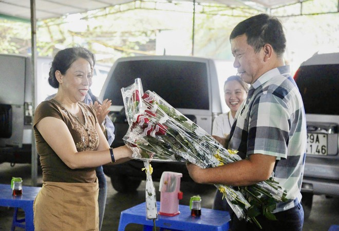 Bữa Cơm Yêu Thương số 77: Lần đầu tiên tôi được tặng hoa và được chúc mừng Ngày Phụ nữ Việt Nam- Ảnh 8.