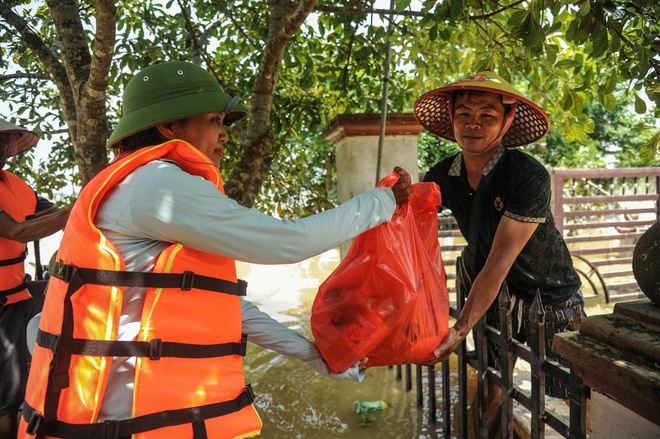 Báo NTNN/Dân Việt cùng Quỹ Thiện Tâm sẻ chia khó khăn với người dân vùng rốn lũ- Ảnh 3.