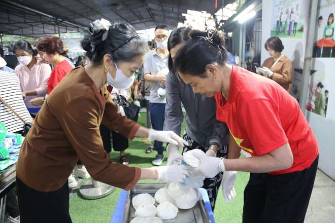 Trao yêu thương từ những suất cơm tình nghĩa- Ảnh 3.