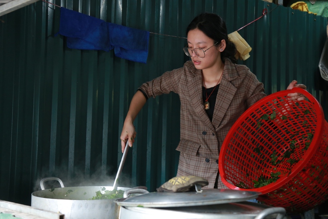 Trao yêu thương từ những suất cơm tình nghĩa- Ảnh 11.