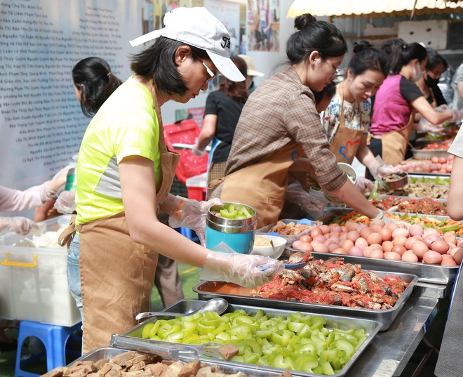 Trao yêu thương từ những suất cơm tình nghĩa- Ảnh 19.