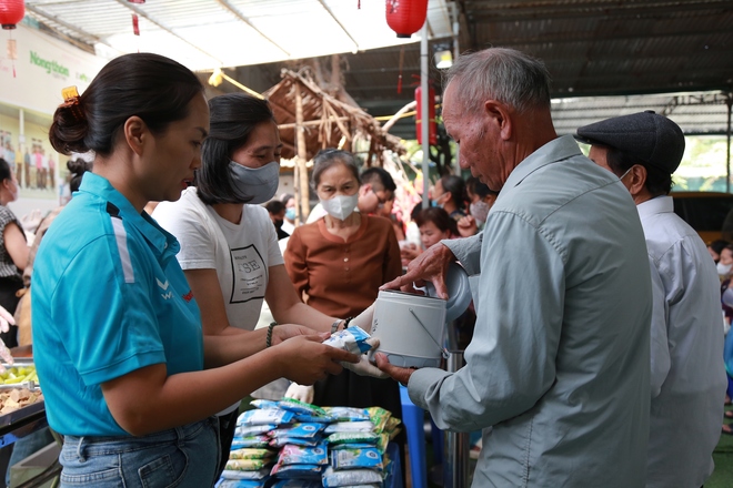 Trao yêu thương từ những suất cơm tình nghĩa- Ảnh 30.