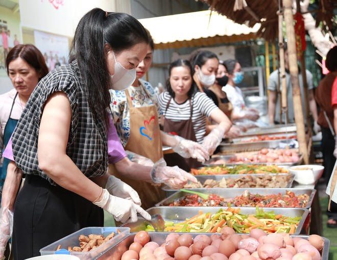 Trao yêu thương từ những suất cơm tình nghĩa- Ảnh 28.