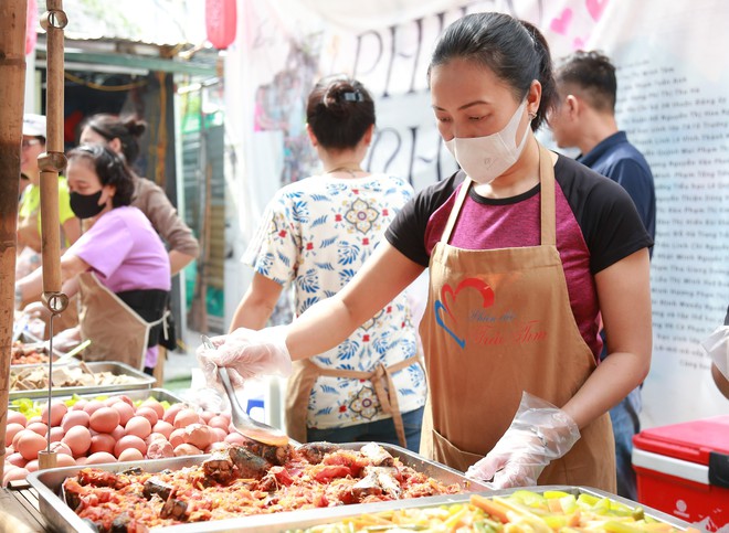 Trao yêu thương từ những suất cơm tình nghĩa- Ảnh 35.