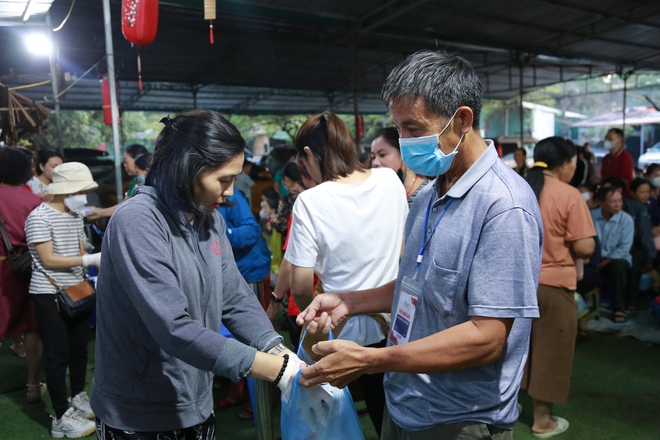 Trao yêu thương từ những suất cơm tình nghĩa- Ảnh 1.