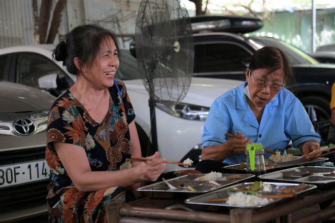 Trao yêu thương từ những suất cơm tình nghĩa- Ảnh 50.